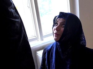 MILF musulmane baisée avec le propriétaire de l'appartement