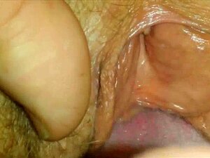 Chatte mouillée et poilue se fait bouffer en gros plan. Chatte