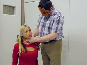 La lycéenne Sarah Vandella se fait baiser l'anus brutalement sur une
