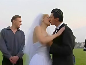 Mariée dans un gang bang en plein air