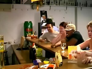 Orgie de groupe au bar néerlandais