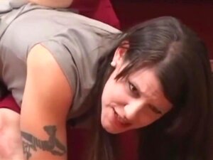 Faite pour discipliner, la fille est punie pour avoir baisé, ce qui