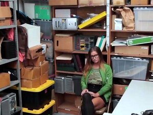 Une voleuse agréable et chaude se fait choper par des caméras, cette