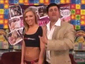 La pornstar blonde naturelle Ally Kay suce son fan