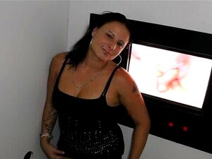 Salope strip-teaseuse tatouée suçant des grosses queues dans un