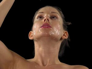 Lelu Love-Smelling frotte de la salive de crachat sur le visage