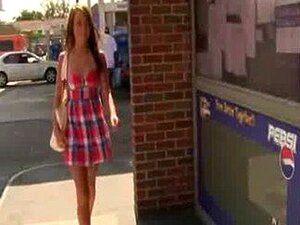 Sexy Wild Lady avale profond à Gloryhole 19