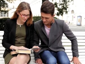 Une MILF brune aime se faire baiser et fister