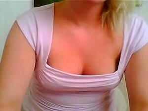 Une blonde ronde se déshabille, ma meuf blonde ronde est assez prête