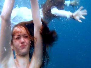 3 filles se déshabillant dans la mer