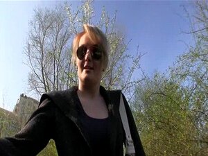 La blonde tchèque aux seins parfaits est payée pour montrer et