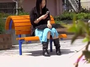 Une jeune fille orientale perd sa longue jupe quand un mec la