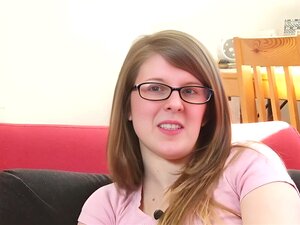 Shy Jada se déshabille dans les vêtements de la nature et se