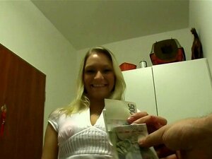 Offre de baise lubrique pour une nana. La jolie chérie reçoit une