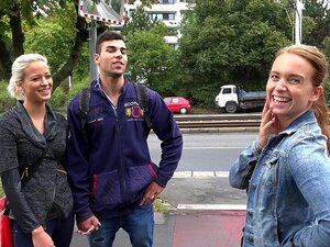 Regardez un mannequin époustouflant et sa sublime épouse blonde qui