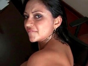 Grosse salope excitée par le cul baisée sur la table