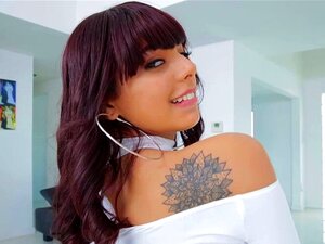 La brune séduisante Gina Valentina suce Lexs b avec luxure. Regarde