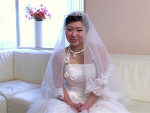 Une Japonaise en robe de mariée Emi Koizumi prend une bite dure dans