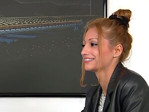 Une rousse mince se fait baiser fort et reçoit une éjaculation