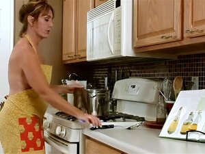 Regardez cette femme au foyer coquine assouvir ses désirs insatiables