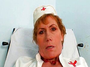 Vieille maman se fait un auto-examen