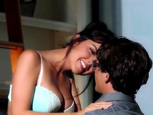 La pornstar la plus chaude Kiera Winters dans Amazing Babes, scène