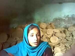 Toute belle-fille congénitale aux cheveux noirs de Mumbai se fait