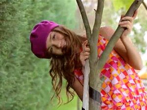 Ma petite amie adorable dans le jardin, Visitez notre site pour