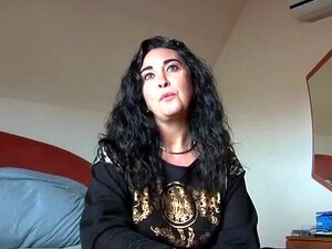 Une dame dans la rue, une salope au lit !