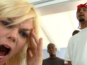 La salope blonde Alice Frost aime se faire baiser le cul serré et la