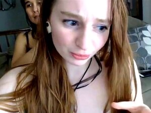 Petite nana se fait fesser le cul bien ferme et plus encore. Mignonne