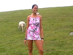 Fille s'exhibant dans le pré