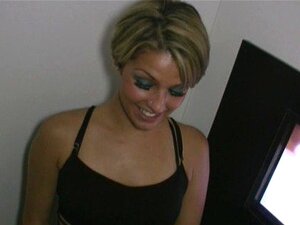 Mince blonde suçant une bite GloryHole !