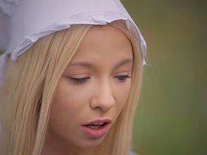 Plongez dans le monde sensuel du désir lesbien avec trois beautés