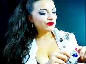 La princesse brune à gros seins en train de baiser sur webcam bombe