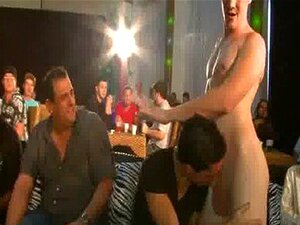 Les mecs sucent une bite en public