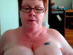 Grosse et vieille femme s'amuse