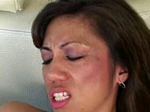 Chick ébène léchant une chatte blanche poilue. Chick ébène