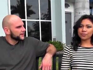 La sexy Latina bronzée Issa est très belle, il y a un corps