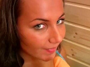 La mignonne Marylin se fait baiser la chatte dans un sauna