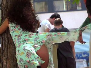 Petite esclave baisée dans un bar public. Petite esclave brune Melody