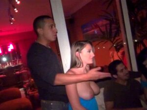 Des bombes réalistes exhibent leurs seins et leurs culs. Des bombes