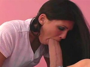 Des nanas sexy pénètrent les plus gros godemichés et éjaculent