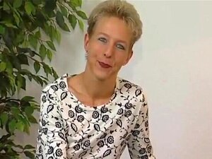 Belle-mère aux cheveux courts, j'aimerais baiser, elle jouit fort