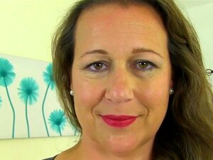La milf britannique et bien foutue Eva Jayne se bourre la chatte