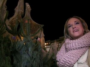 Belle blonde tchèque baise dans la voiture en public. Le mec a