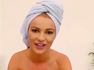 VR PORN-Une blonde mignonne et chaude se fait baiser le cul comme une