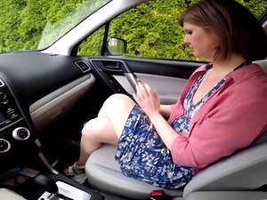 Femme au foyer séduisante montre ses talents de fellation dans une