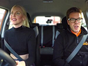 Blonde en chaleur dans une fausse voiture de collège en voiture