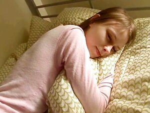 Étudiante se frotte un avant d'aller au lit